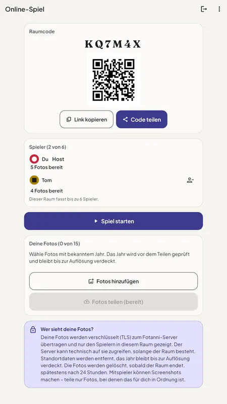 Fotanni-Ansicht Online-Spiel: Raumcode KQ7M4X mit QR-Code, Schaltflächen zum Kopieren des Links und Teilen des Codes, zwei Spieler mit bereiten Fotos.