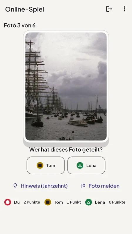 Fotanni-Ansicht Wessen Foto?: Foto 3 von 6 zeigt Segelschiffe im Hafen; die Runde rät, ob Tom oder Lena es geteilt hat.