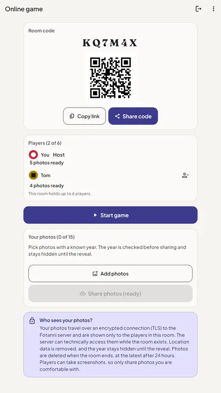 Fotanni online game screen: room code KQ7M4X with a QR code, buttons to copy the link and share the code, and two players with photos ready.