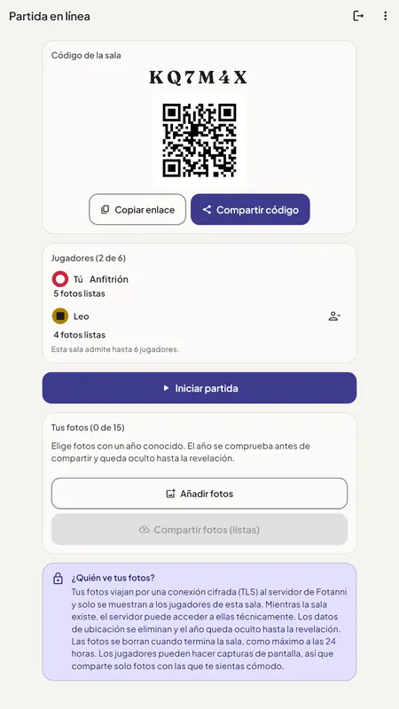 Pantalla de partida en línea de Fotanni: código de sala KQ7M4X con código QR, botones para copiar el enlace y compartir el código, y dos jugadores con las fotos listas.