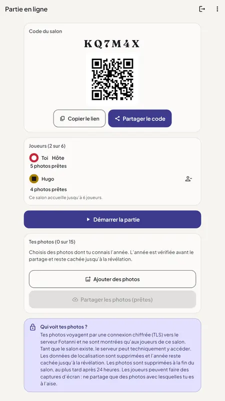 Écran de partie en ligne de Fotanni : code du salon KQ7M4X avec un code QR, boutons pour copier le lien et partager le code, et deux joueurs aux photos prêtes.