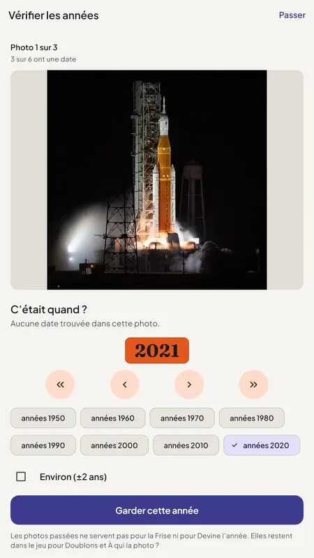 Écran Vérifier les années de Fotanni : une photo de lancement de fusée sans date reçoit l’année 2021, avec l’option de la marquer comme approximative.