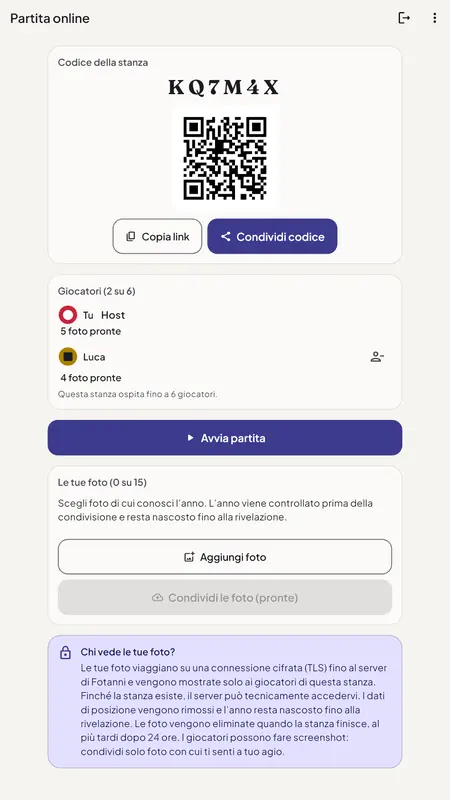 Schermata della partita online di Fotanni: codice della stanza KQ7M4X con codice QR, pulsanti per copiare il link e condividere il codice, e due giocatori con le foto pronte.
