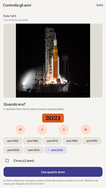 Schermata Controlla gli anni di Fotanni: una foto del lancio di un razzo senza data riceve l’anno 2021, con l’opzione di segnarlo come approssimativo.