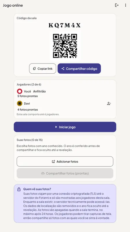 Tela de jogo online do Fotanni: código da sala KQ7M4X com QR code, botões para copiar o link e compartilhar o código, e dois jogadores com as fotos prontas.