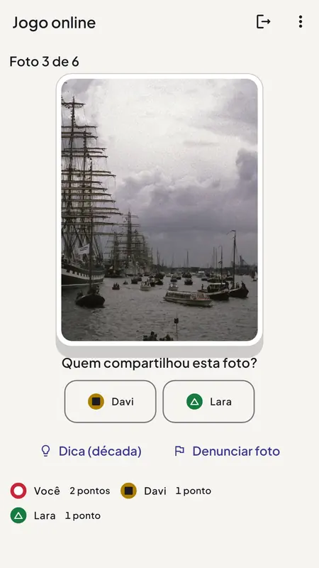 Tela De quem é a foto? do Fotanni: a foto 3 de 6 mostra veleiros num porto; os jogadores adivinham se foi Davi ou Lara quem a compartilhou.