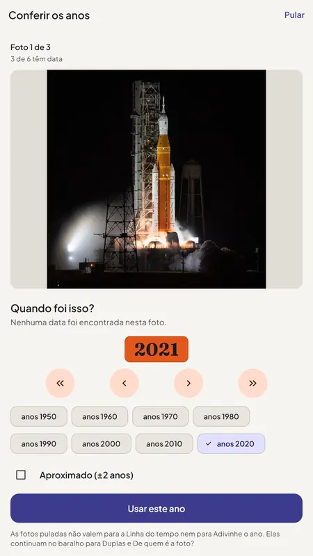 Tela Conferir os anos do Fotanni: uma foto de lançamento de foguete sem data recebe o ano 2021, com a opção de marcá-lo como aproximado.